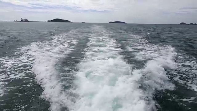 超高清4K，碧海海伴游艇尾流泡沫。视频素材