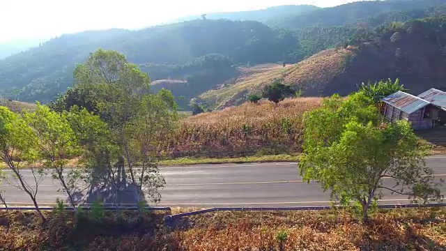 鸟瞰图公路上的山口。视频素材