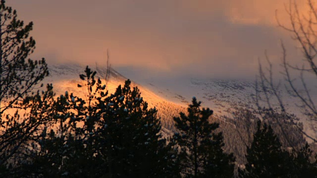 日落在雪山上的时间流逝视频素材