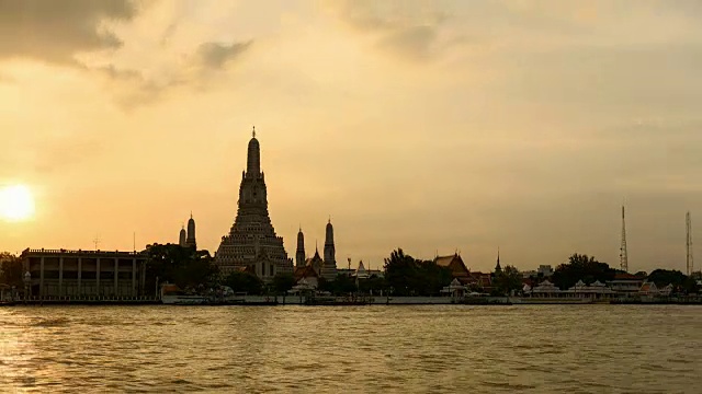 4K时间推移:从白天到夜晚Wat Arun temple，曼谷泰国旅游目的地，倾斜向下拍摄视频素材