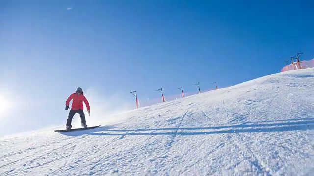 滑雪板运动员做了一个不成功的转弯，摔倒在滑雪坡上视频素材