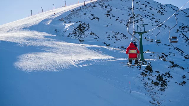 乘坐滑雪缆车前往雪山的山顶视频素材