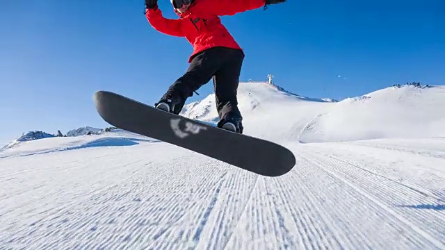 滑雪者冲下滑雪坡，在途中表演跳跃动作视频素材