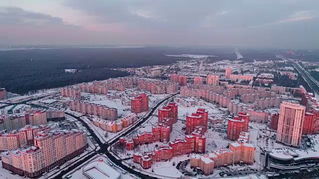 大城市多层公寓住宅小区的空中全景。下行相机运动视频素材