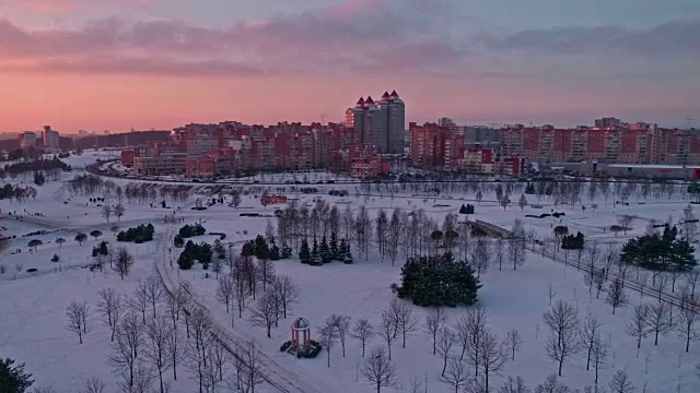 大城市公园上空多层公寓住宅小区的空中全景视频素材