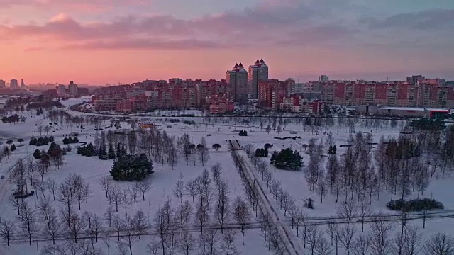 大城市公园上空多层公寓住宅小区的空中全景视频素材