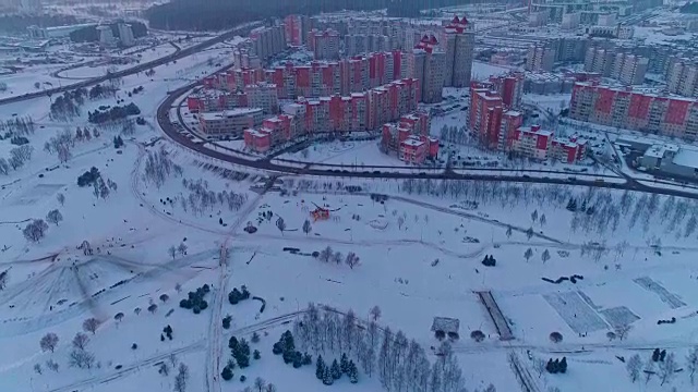 大城市多层公寓住宅小区的空中全景。全景向上的相机运动视频素材