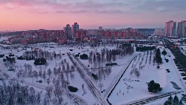 大城市多层公寓住宅小区的空中全景。摄像机运动向前发展。视频素材