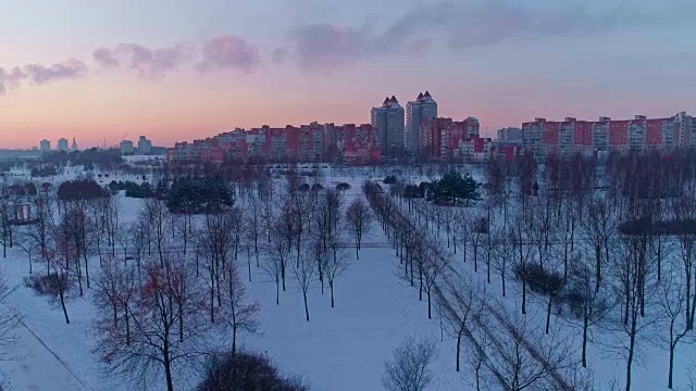 大城市公园上空多层公寓住宅小区的空中全景。攀登相机运动。视频素材