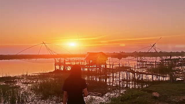 女人住在乡村日落，泰国视频素材