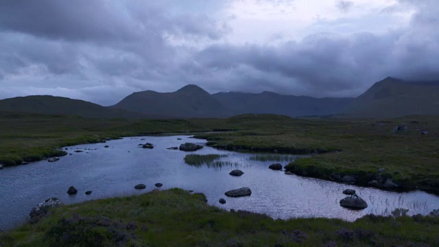 时间流逝。兰诺奇沼泽的Bá湖，乌云密布。Ba湖，Rannoch Moor, Glencoe，高地，苏格兰，英国。视频素材