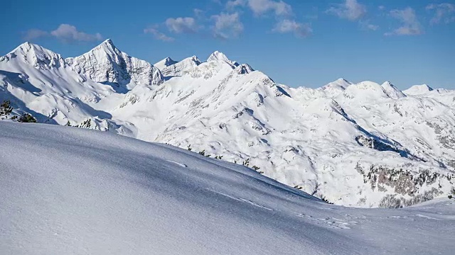 从滑雪胜地的缆车上俯瞰群山视频素材