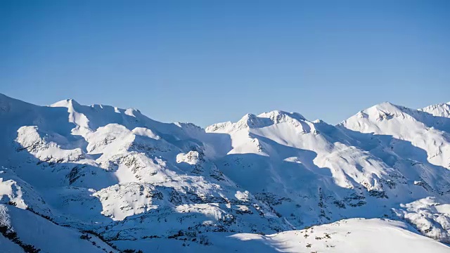 航拍雪山在一个阳光明媚的冬日视频素材