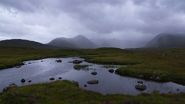 兰诺奇沼泽的Bá湖，乌云密布。Ba湖，Rannoch Moor, Glencoe，高地，苏格兰，英国。视频素材