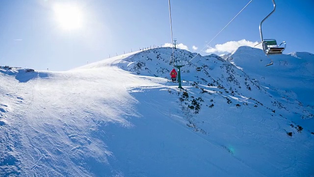 在滑雪胜地乘坐单人缆车到达雪山山顶视频素材