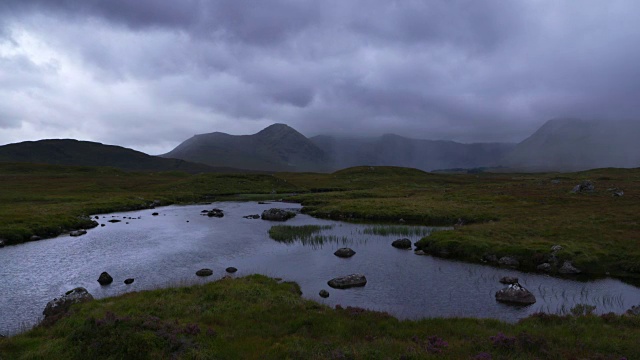 时间流逝。兰诺奇沼泽的Bá湖，乌云密布。Ba湖，Rannoch Moor, Glencoe，高地，苏格兰，英国。视频素材