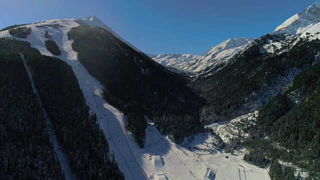 滑雪胜地上空的飞机视频下载