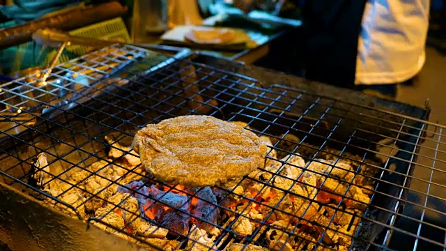 泰国清莱省街头美食节的中国传统烤饼视频素材