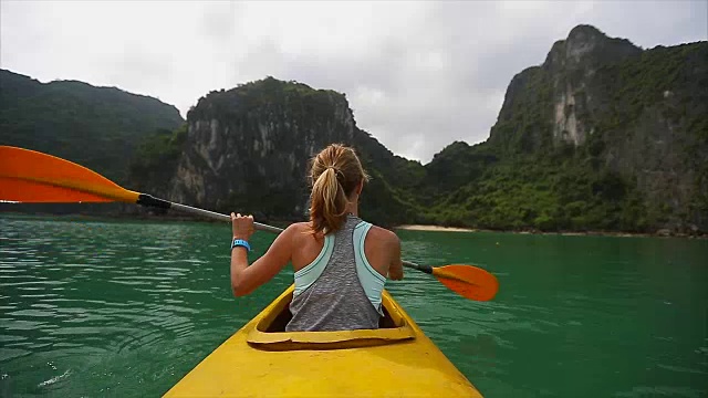 女人探索平静的热带海湾视频素材