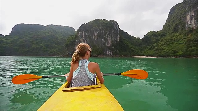 女人探索平静的热带海湾视频素材