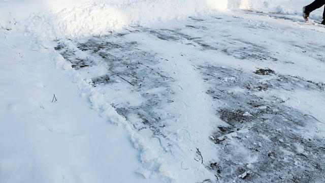 年轻人铲雪在乡下的房子车道时间流逝。视频素材