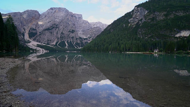 夕阳西下，意大利阿尔卑斯山脉中心的美丽山湖。布雷斯湖或野湖是意大利最壮观和风景如画的高山湖泊之一。位于泰洛南部视频素材