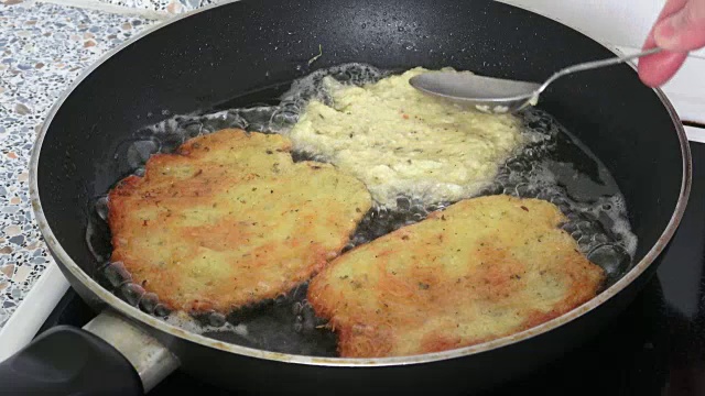 烹饪炸土豆煎饼视频素材