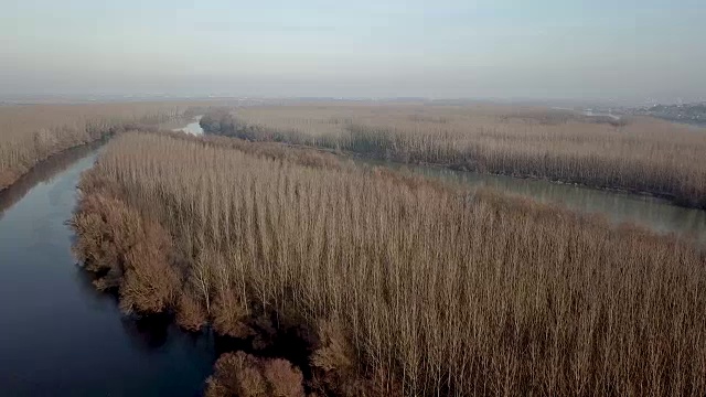 宽河秋季鸟瞰图。视频素材