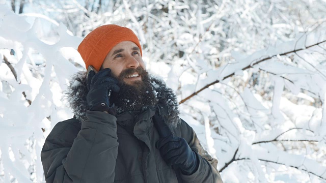 一个男人在冬日下雪天打电话视频素材