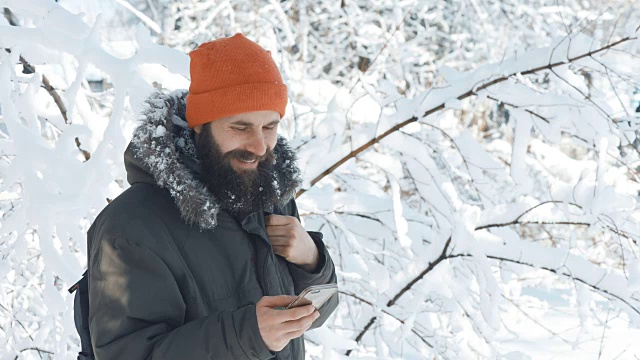 一个男人在冬日下雪天打电话视频素材