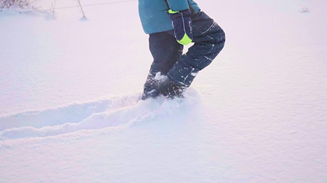 脚近距离通过深雪。在新鲜空气中散步视频素材