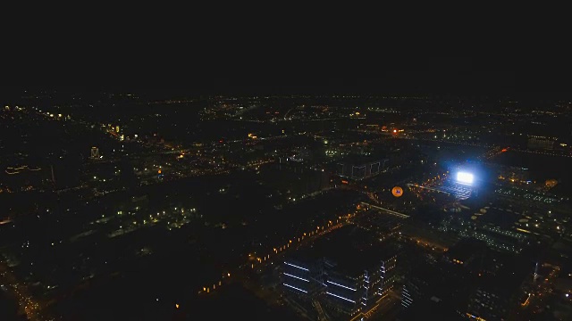 夜间有摩天大楼和建筑物的空中城市。菲律宾,马尼拉马卡迪视频素材