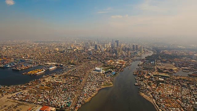 有摩天大楼和建筑物的空中城市。菲律宾,马尼拉马卡迪视频素材