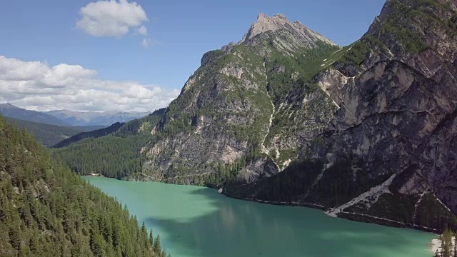 无人机在意大利上阿迪杰地区壮观的山湖上空飞行。风景优美的山湖从无人机，阿尔卑斯山的心脏。高山湖鸟瞰图视频素材