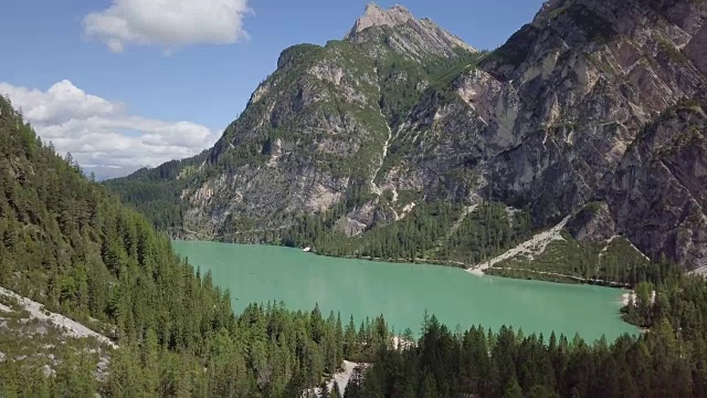 无人机在意大利上阿迪杰地区壮观的山湖上空飞行。风景优美的山湖从无人机，阿尔卑斯山的心脏。高山湖鸟瞰图视频素材