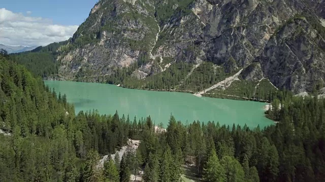 无人机在意大利上阿迪杰地区壮观的山湖上空飞行。风景优美的山湖从无人机，阿尔卑斯山的心脏。高山湖鸟瞰图视频素材