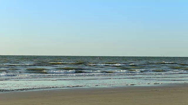 海鸥飞过海浪和法国诺曼底英吉利海峡海滩的海景视频。海浪拍打着海岸。平静，冥想和放松的概念视频素材