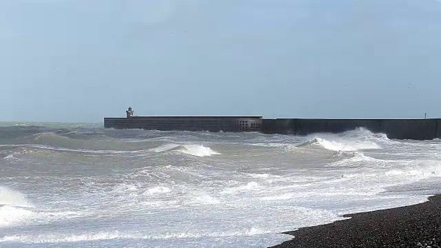 在法国诺曼底的英吉利海峡岸边，汹涌的波浪。迪耶普港阴沉的天空和暴风雨的海面视频素材