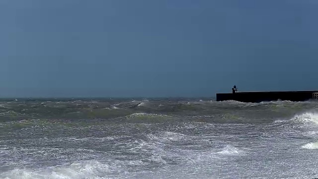 在法国诺曼底的英吉利海峡岸边，汹涌的波浪。迪耶普港阴沉的天空和暴风雨的海面视频素材