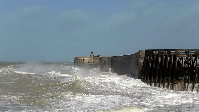 在法国诺曼底的英吉利海峡岸边，汹涌的波浪。迪耶普港阴沉的天空和暴风雨的海面视频素材