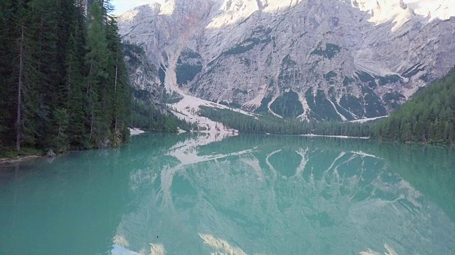 无人机在意大利上阿迪杰地区壮观的山湖上空飞行。风景优美的山湖从无人机，阿尔卑斯山的心脏。高山湖鸟瞰图视频素材