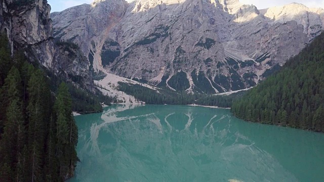 无人机在意大利上阿迪杰地区壮观的山湖上空飞行。风景优美的山湖从无人机，阿尔卑斯山的心脏。高山湖鸟瞰图视频素材