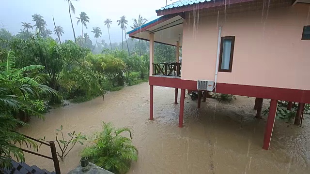 泰国街头遭遇洪水和热带降雨视频素材