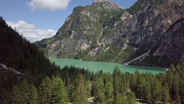 无人机在意大利上阿迪杰地区壮观的山湖上空飞行。风景优美的山湖从无人机，阿尔卑斯山的心脏。高山湖鸟瞰图视频素材