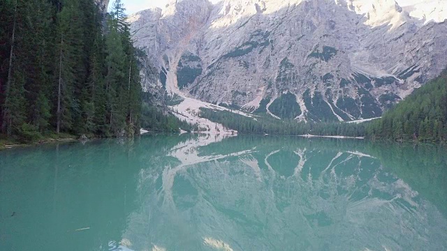 无人机在意大利上阿迪杰地区壮观的山湖上空飞行。风景优美的山湖从无人机，阿尔卑斯山的心脏。高山湖鸟瞰图视频素材