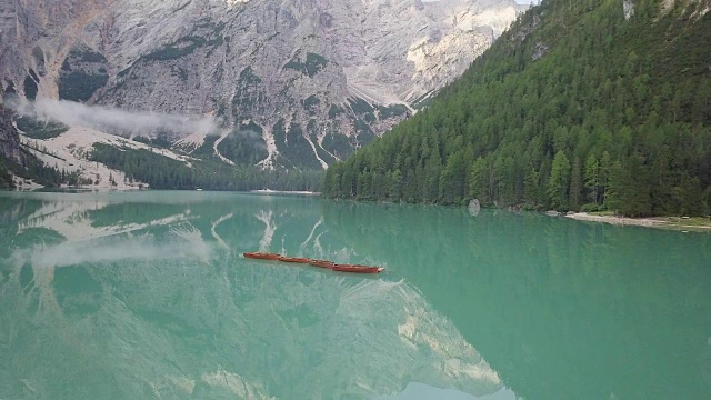 无人机在意大利上阿迪杰地区壮观的山湖上空飞行。风景优美的山湖从无人机，阿尔卑斯山的心脏。高山湖鸟瞰图视频素材