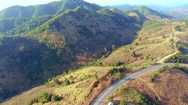 鸟瞰图公路上的山口。视频素材