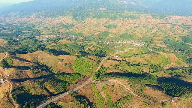 鸟瞰图公路上的山口。视频素材