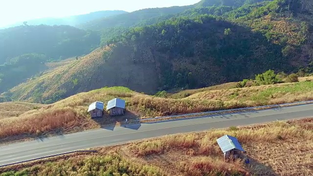 鸟瞰图公路上的山口。视频素材