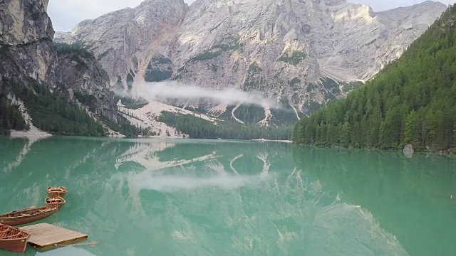 无人机在意大利上阿迪杰地区壮观的山湖上空飞行。风景优美的山湖从无人机，阿尔卑斯山的心脏。高山湖鸟瞰图视频素材